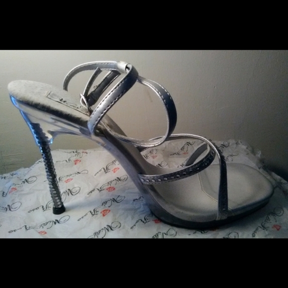 GLITZY WILD🌹👠 - Picture 1 of 6